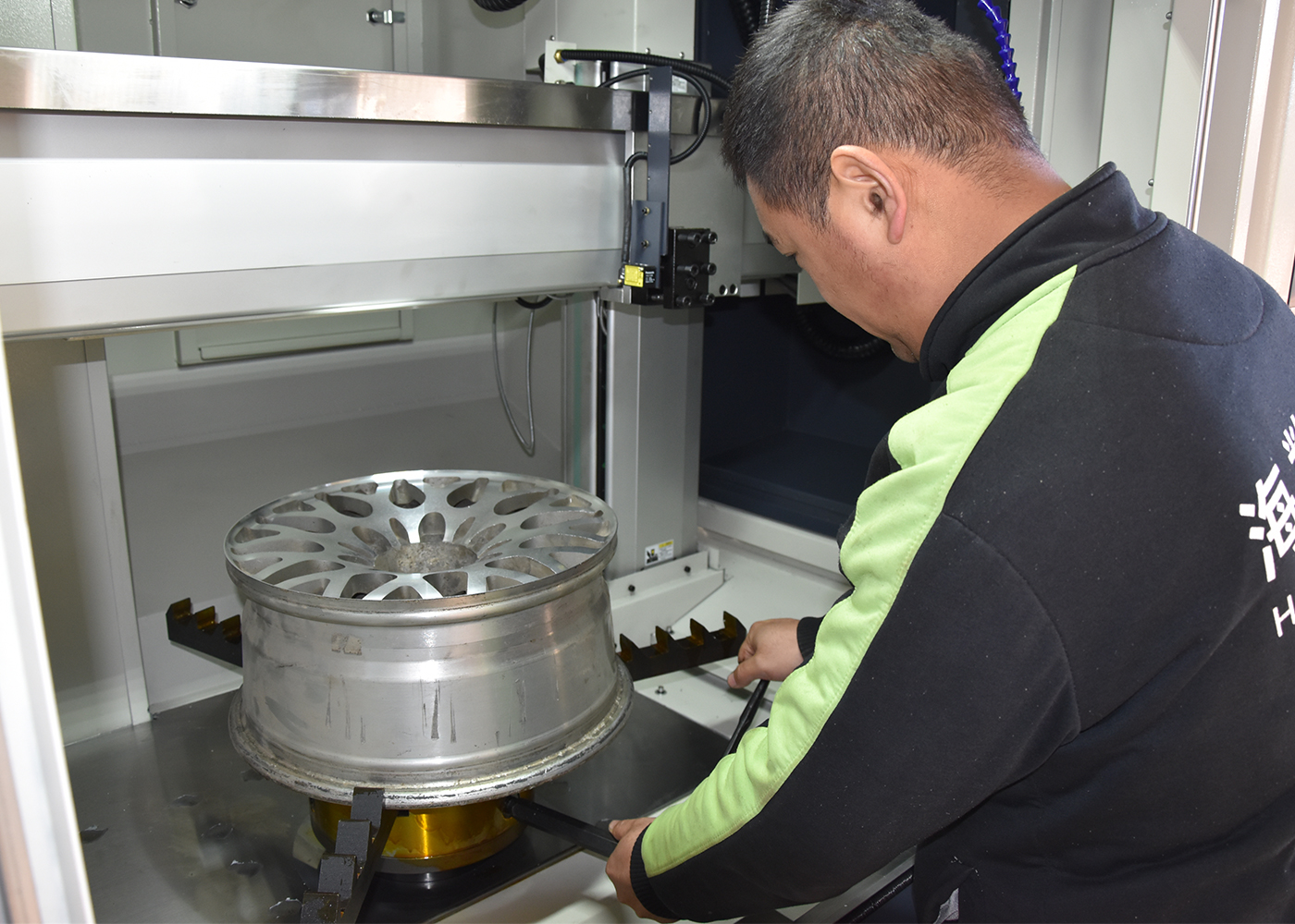 Multi-Functional Wheel Hub CNC Lathe: Transforming Vehicle Repair Services