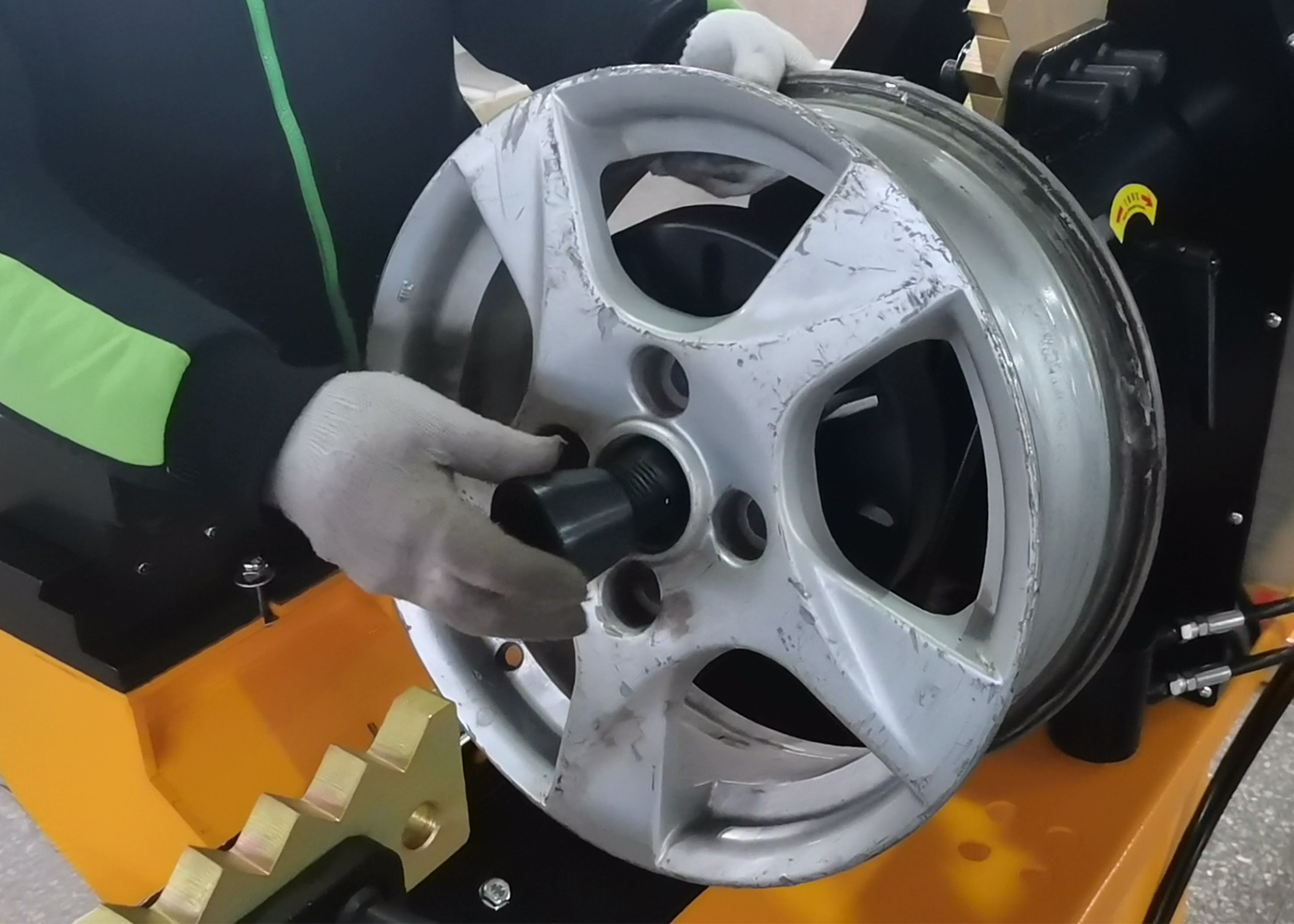 what is wheel straighting lathe